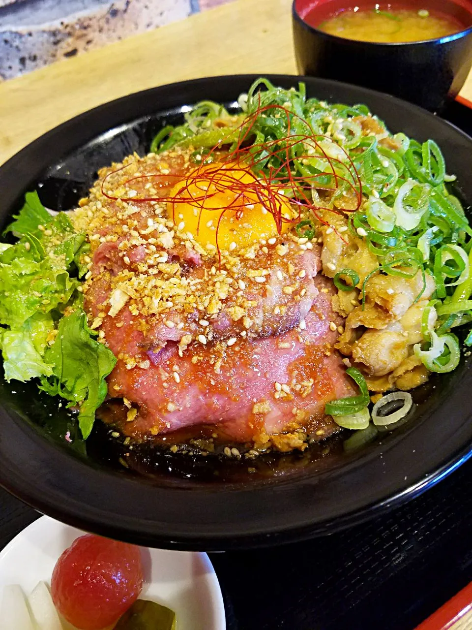 ローストビーフと豚カルビスタミナ丼|nobさん