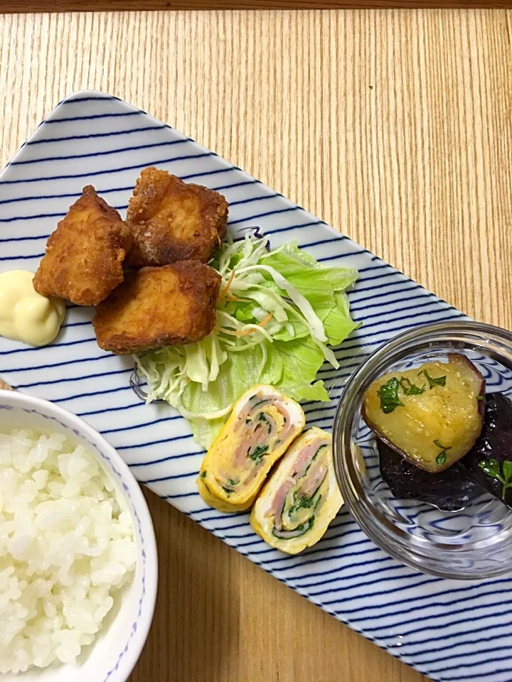 #ムスメご飯 

カジキマグロの唐揚げ、茄子のイタリアンサラダ、ベーコンとほうれん草の卵焼き、サラダ、ご飯|mossan＠OSAKAさん