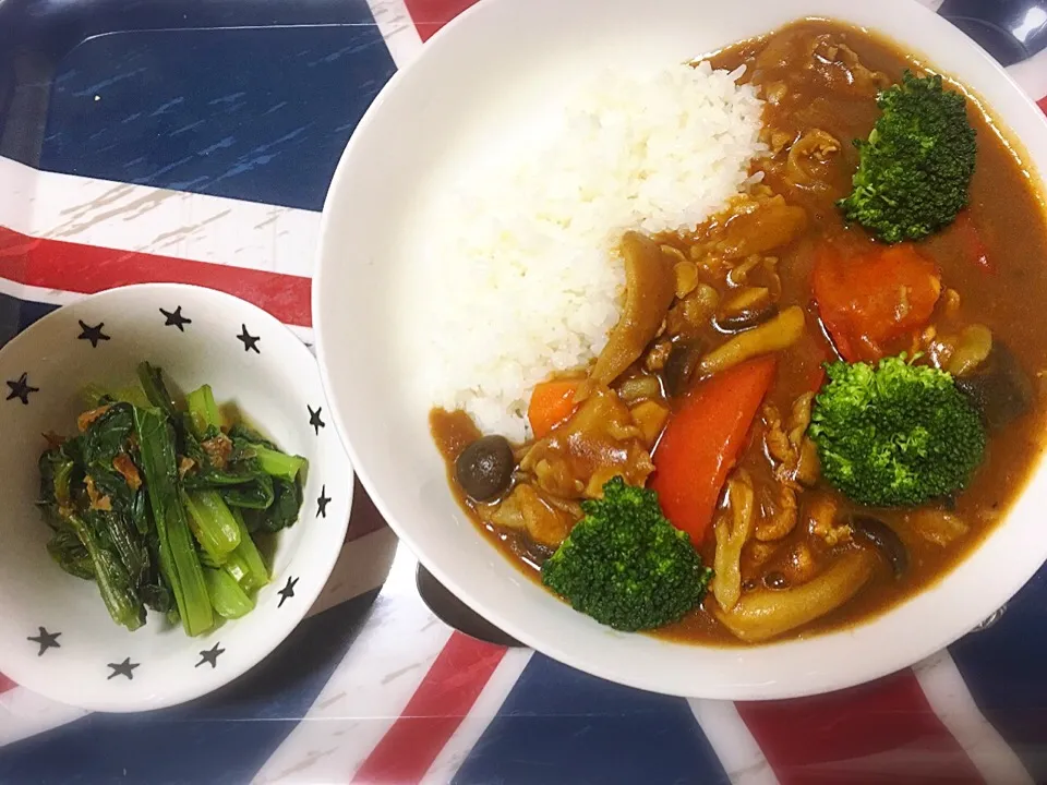 Snapdishの料理写真:きのこカレー🍛小松菜のおひたし🍀|くろねこっく🐈‍⬛さん