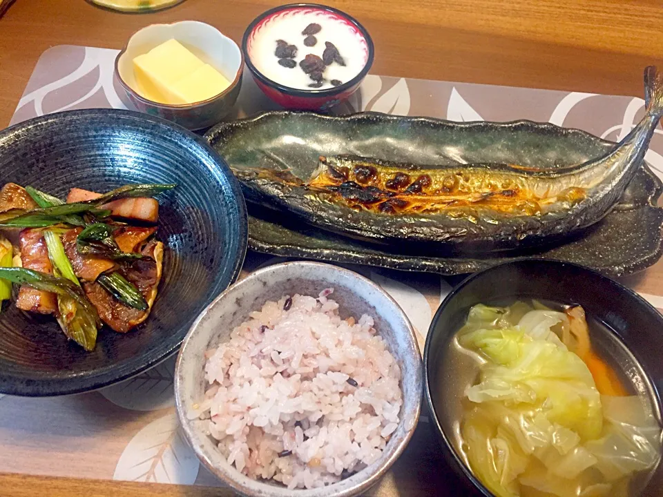 朝ごはん
さんま開き、しいたけとベーコンとネギの炒め物、キャベツとはんぺんのスープ、五穀米、卵豆腐、レーズン添えヨーグルト|かよちゃんさん