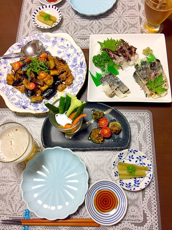 トリ貝の刺身と昨日の残りしめ鯖炙り。ナスの味噌いため。自宅で作った青唐辛子味噌、シソ味噌でキュウリスティク。|りょうさん