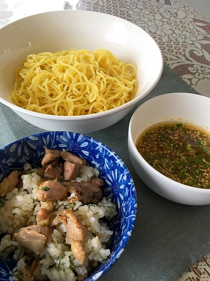 今日の昼飯ー
      “鶏混ぜ御飯”・“つけ麺熱盛り”|ヨシヨシさん