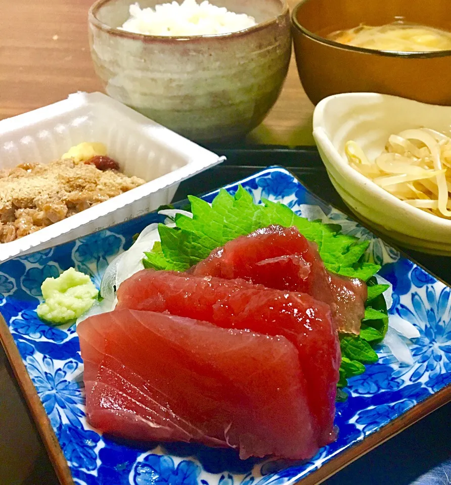 単身赴任の晩ごはん🌙.*☆。.:＊・゜
漬けマグロ  オニオンスライス ワカメ
もやしの煮浸し
納豆（すり胡麻、豆板醤、生姜、醤油）
野菜の味噌汁
麦ご飯|ぽんたさん