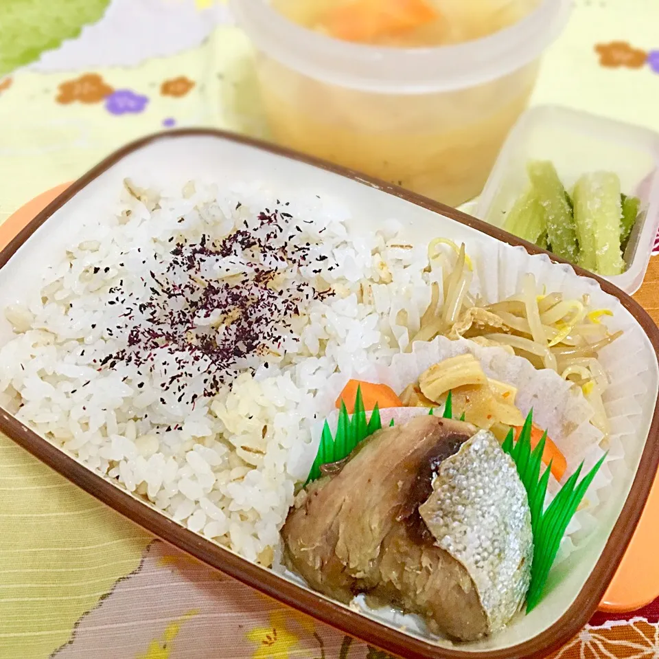 Snapdishの料理写真:単身赴任の昼ごはん🔅🔆
🍱鰤の塩麹焼き弁当🍴
鰤の塩麹焼き
タケノコのメンマ風煮
もやしの煮浸し
野沢菜漬
野菜の味噌汁
麦ご飯|ぽんたさん