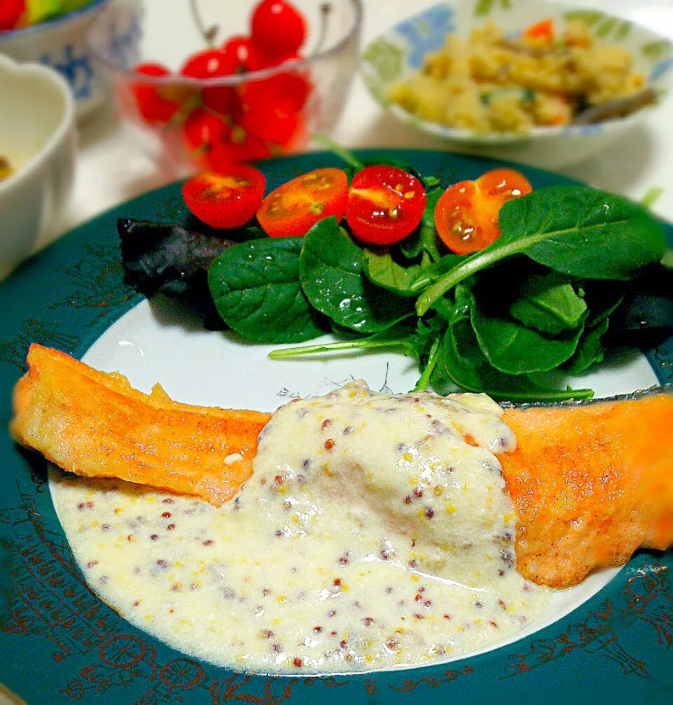 Sauteed  Salmon with mustard source サーモンのマスタードソースがけ #うちごはん #夕飯 #おうちごはん #鮭 #Salad|まめさん