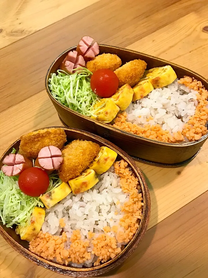 ふたり弁当

ごはん
鮭そぼろ
ふりかけ入り卵焼き
千切りきゃべつ
ミニトマト
白身魚のフライ
ソーセージ|ひななぎさん