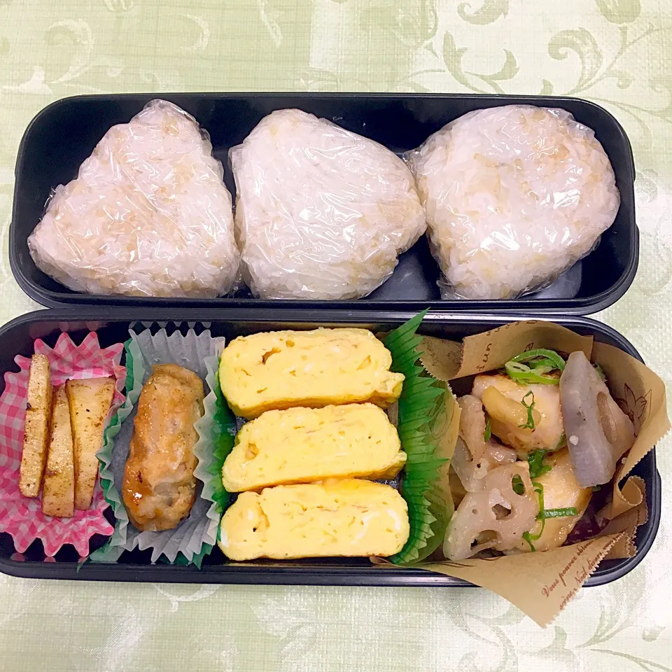 Snapdishの料理写真:息子のお弁当 鳥の塩麹焼き 蓮根 卵焼き ハンバーグ 山芋のカレー炒め 玄米おにぎり|keitakumamaさん