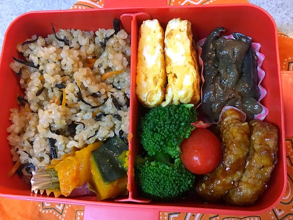 ☆6/22今日のお弁当☆〜ひじきご飯、とりつくね(冷食)、だし巻き卵、ナス味噌炒め、かぼちゃ煮、ブロッコリー、トマト〜|Satokoさん