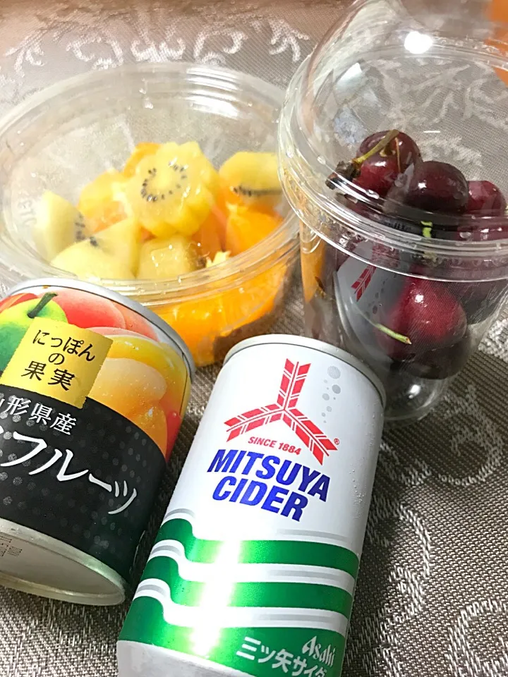 娘がお弁当フルーツがいいとキゥイ🥝とオレンジ🍊切っただけ😱 学校で缶詰開けて三ツ矢サイダーかけてフルーツポンチにして食べてね！|RKさん