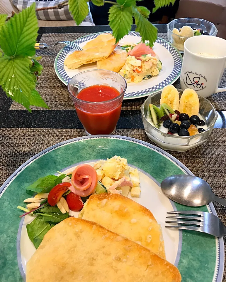 Snapdishの料理写真:朝ごパン🍞とフルーツ入りヨーグルト|シュトママさん