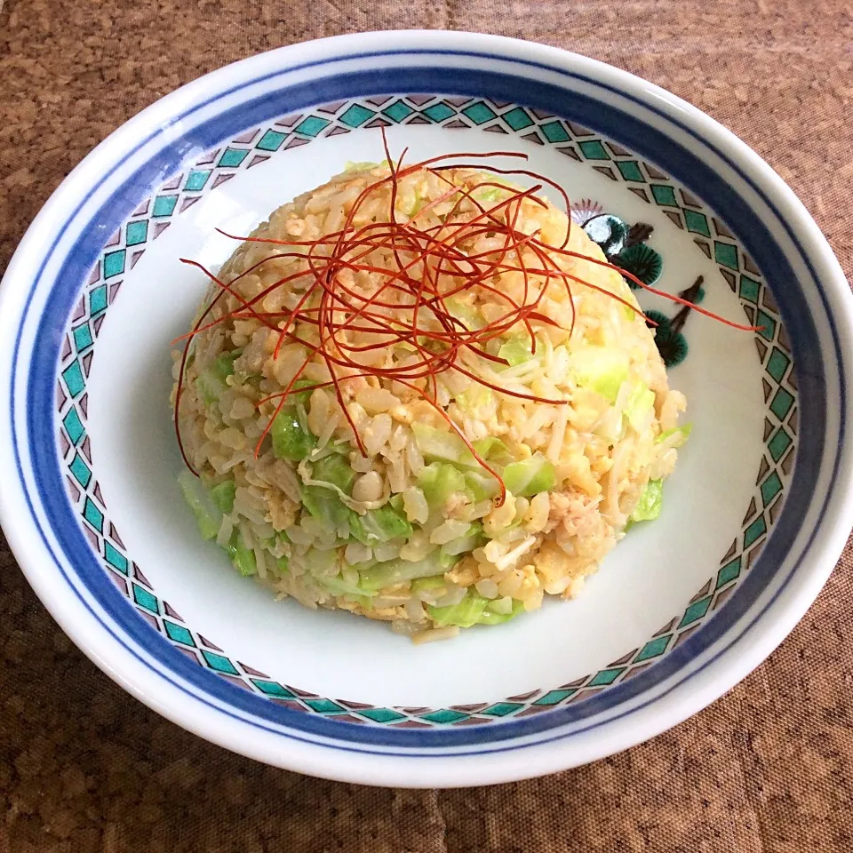 お安い鮭缶詰で作った鮭フレークに、ごはんの代わりにえのきを刻んで入れたヘルシーキャベツ炒飯♬いつものごはんよりも少なくて済む上にカロリーもoff♬|夢ーテルさん