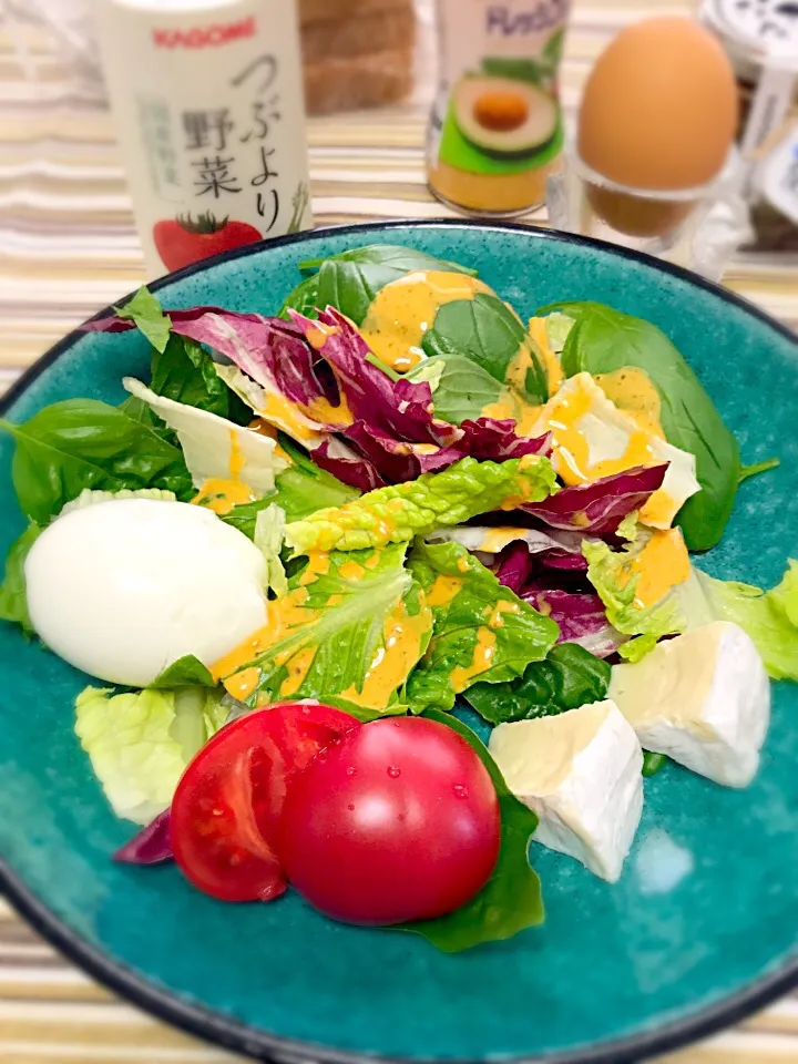 トレビスロメインレタスバジルトマト🍅カマンベールチーズと茹で卵のサラダ🥗|長谷川裕子さん