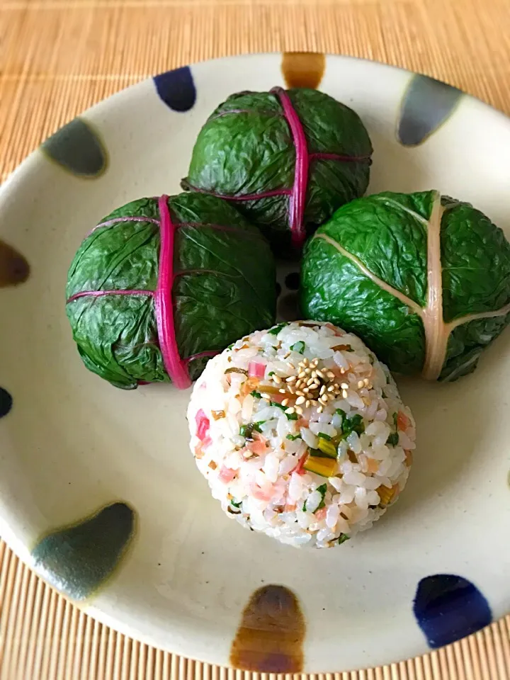 おちゃわんさんの料理 スイスチャードの昆布茶、塩昆布和えで、おにぎり🍙|アッチさん