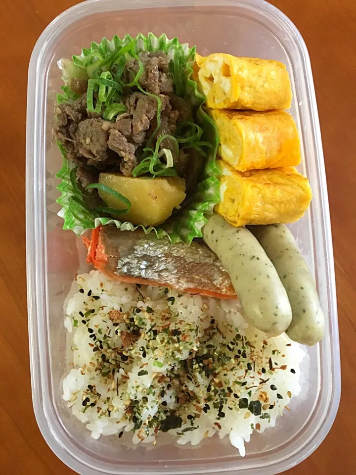 Snapdishの料理写真:6月21日 お嬢弁当🎶
肉じゃが  紅鮭  タマゴ焼き  ウィンナー❗️|みゆさん