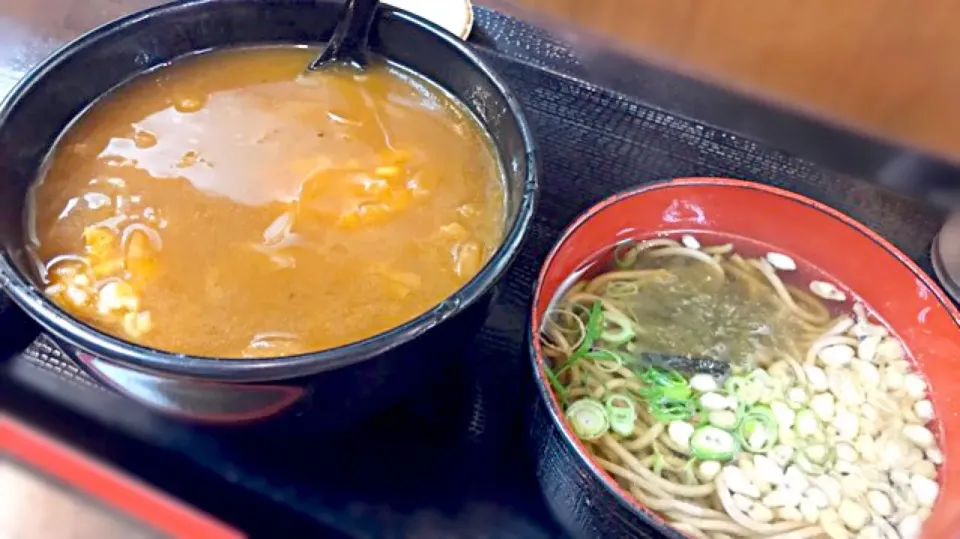 けふの昼餉は、カレー丼ミニ蕎麦付きを頂く。玉ねぎしか入ってないカレー丼にちょいとカルチャーショックを受けたのでした🤣|にゃあ（芸名）さん