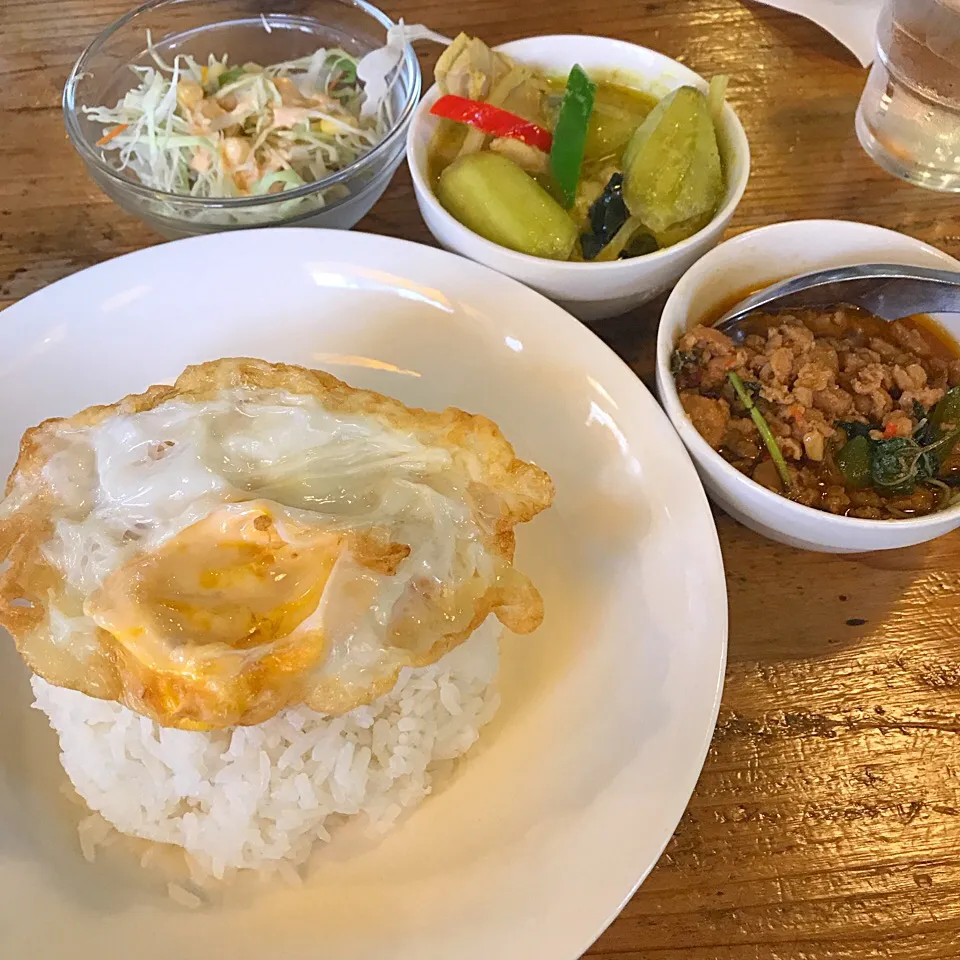 Snapdishの料理写真:ミニハーフ&ハーフ グリーンカレーとガイガパオ@バンコックポニー食堂(八丁堀)|塩豚骨さん