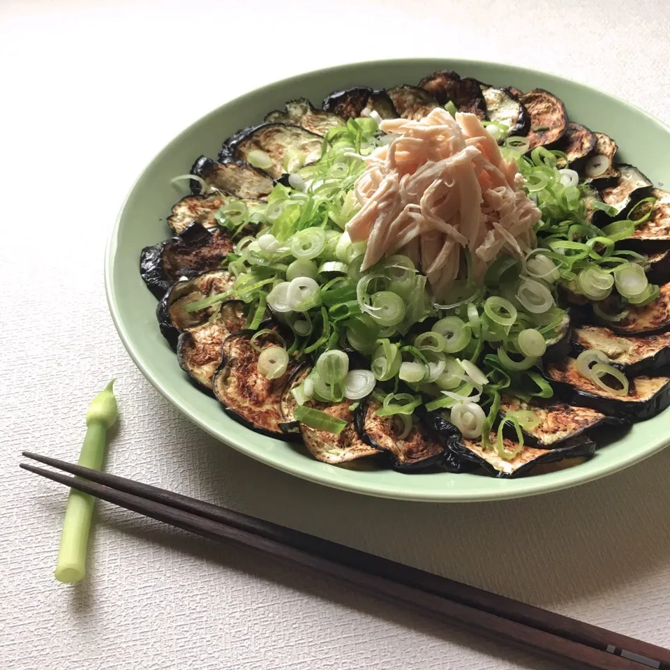 Snapdishの料理写真:ぷっくりんこ💙➰reiさんの料理 焼きナスの茹で鶏と葱のせ🍆子供の頃いちばん好きだったおかず٩꒰｡•◡•｡꒱۶|izoomさん