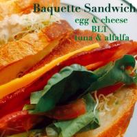 バゲットのサンドイッチw/卵チーズ,BLT,ツナとアルファルファご飯🍴