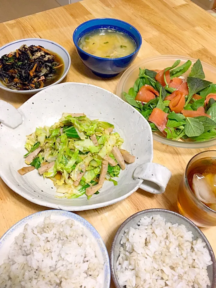 昨日の晩御飯（╹◡╹）
お肉が底をついた！
ので…そんな時はスパムで代用🎵✨

スパムとグリーンボールの炒め物
サーモンのカルパッチョ
ひじきの煮物
もち麦ご飯
お弁当の残りさつま芋天ぷらのお味噌汁|さくたえさん