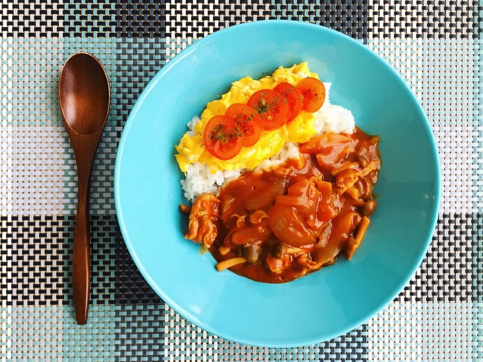 ふわとろチーズオムレツのっけハッシュドポーク🍛🐽🍅🥄|leeさん