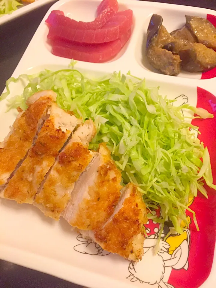 Snapdishの料理写真:チキンのチーズパン粉揚げ焼き & ナスのピリ辛味噌炒め & 中トロのお刺身|ぺろたんさん