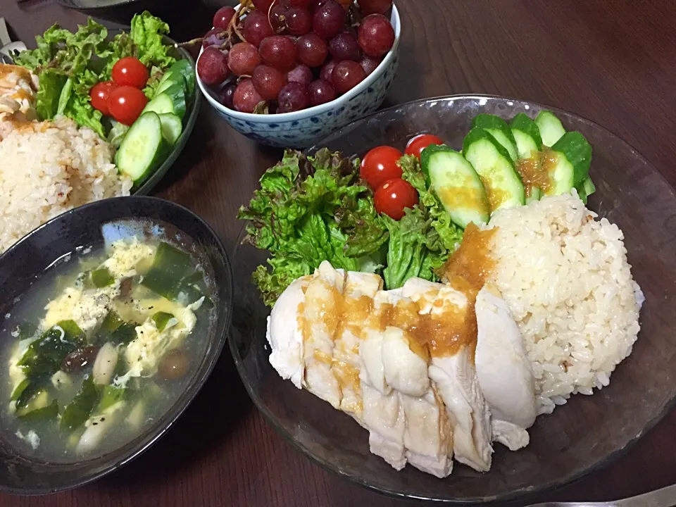 Snapdishの料理写真:6月22日晩ご飯。シンガポール風チキンライス、たまごスープ、🍇|あやさん