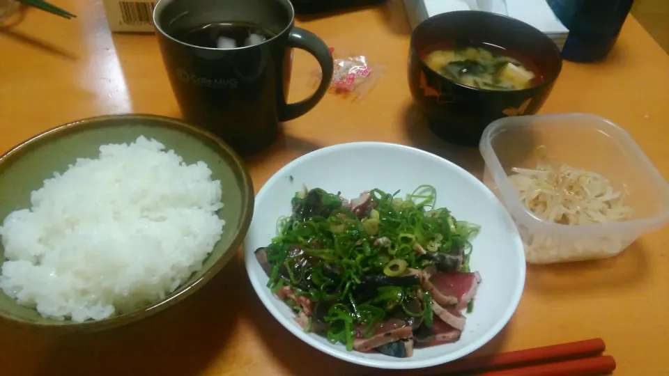 ご飯  
味噌汁
もやしのナムル
カツオのたたき|ざきさん