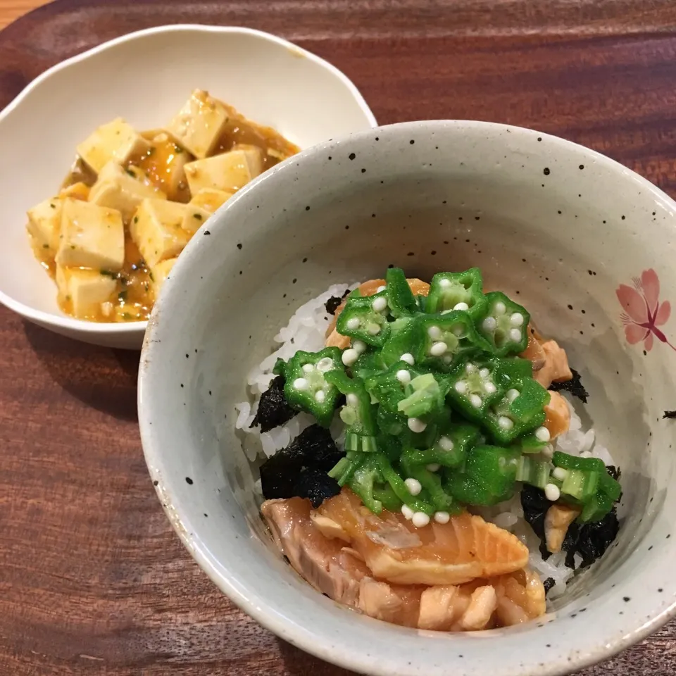 Snapdishの料理写真:2017.6.22(木) 晩御飯#とろとろオクラソースのサーモンたたき丼#麻婆豆腐|あっきーよさん