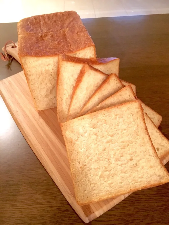 オーバーナイトで全粒粉入り角食😋|バンビさん