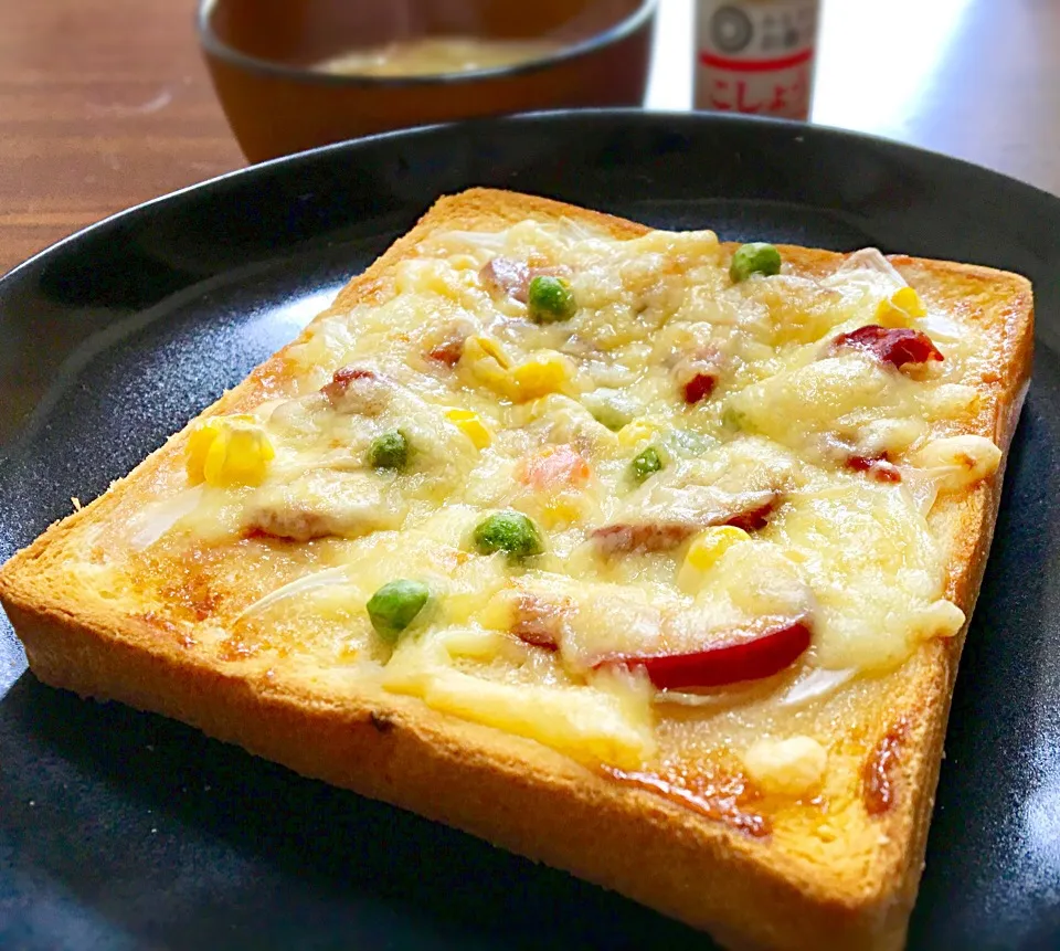 単身赴任の朝ごはん(*Ü*)ﾉ"☀
スモーク馬タンのピザトースト🍕🍞
野菜の味噌汁|ぽんたさん