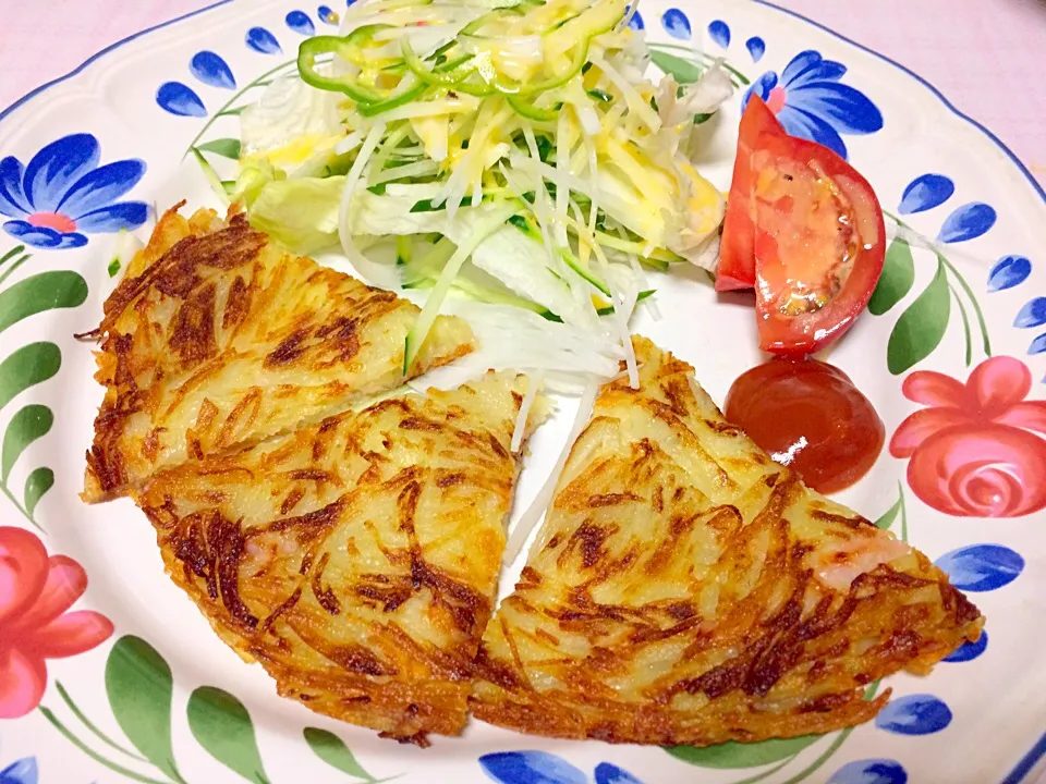 ジャガイモのガレット🥔、真ん中にチーズとハムを細かく切ったものをサンドして焼きました。|ナタママさん