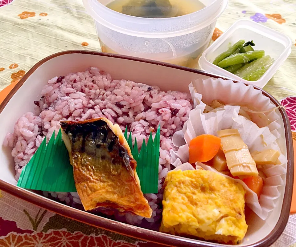 Snapdishの料理写真:単身赴任の昼ごはん☀️♫꒰･‿･๑꒱
🍱焼き塩鯖弁当🍴
焼き塩鯖
干しエビとすり胡麻の玉子焼き🥚
タケノコのメンマ風煮
もやしの煮浸し
野沢菜漬
麦ご飯
ワカメと玉ねぎの味噌汁|ぽんたさん