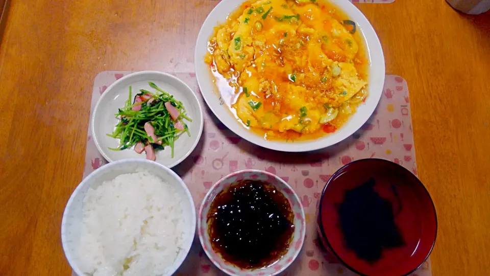 Snapdishの料理写真:６月１１日　かに玉　豆苗とベーコンの炒め物　もずく　わかめスープ|いもこ。さん