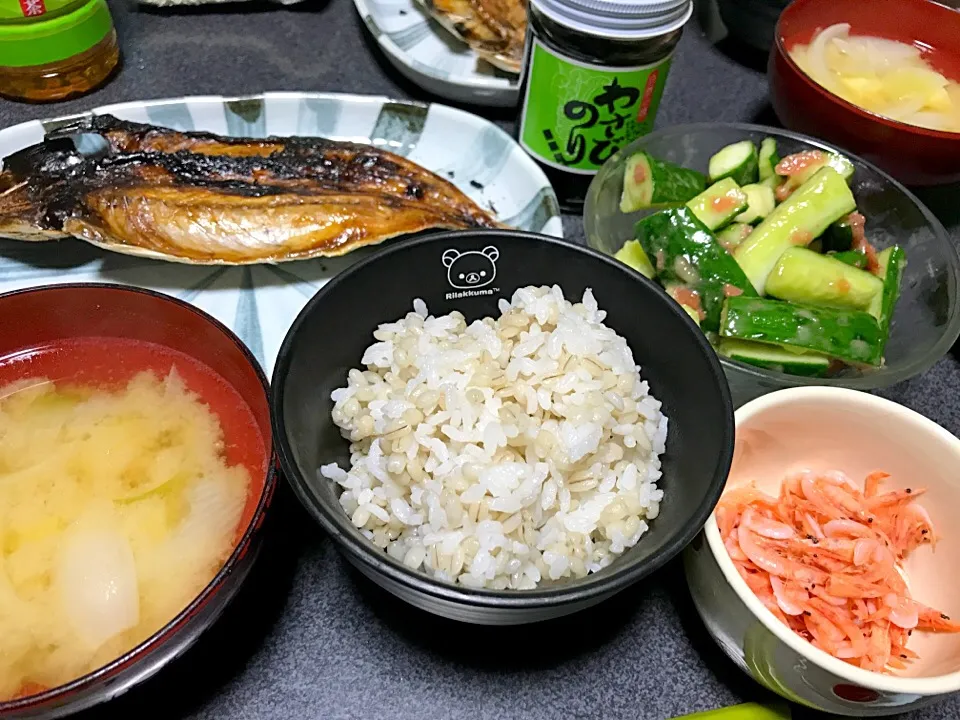 もち麦飯、魚、エビ、わさび海苔佃煮、梅キュウリ、玉ねぎジャガ味噌汁、|ms903さん