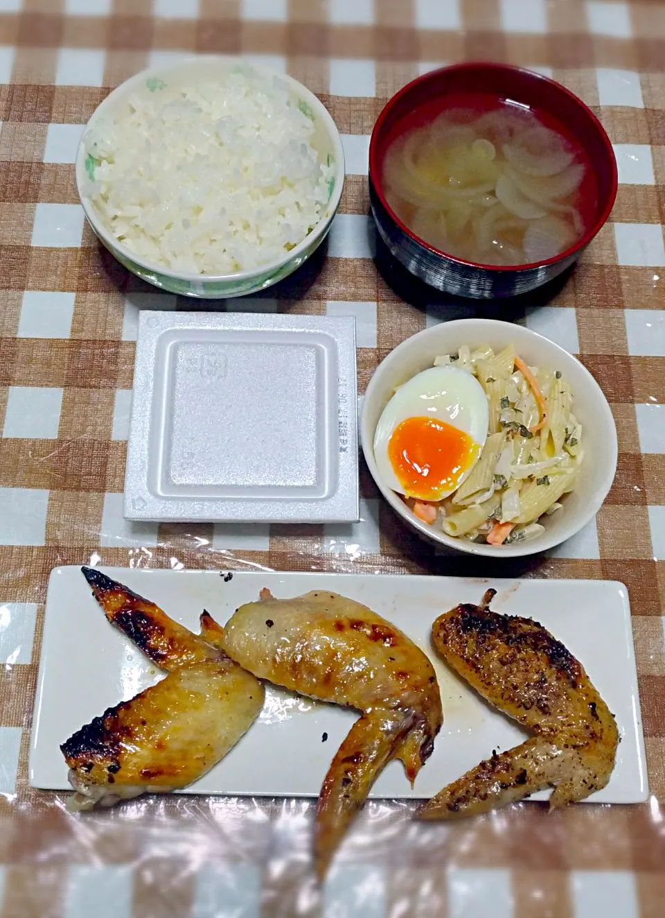 Snapdishの料理写真:手羽先焼き
マカロニサラダ
納豆
玉ねぎスープ鳥コンソメ昆布茶出汁にて|時雨さん