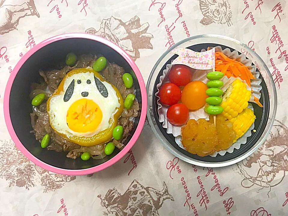 Snapdishの料理写真:学食、フルーツのみの2日間だったので今日は奮発今半の牛肉使った牛丼。 スヌーピー目玉焼き乗せ🍳 最近は大根のステーキが娘のお気に入り。レタスがなくて隙間だらけ😱|RKさん