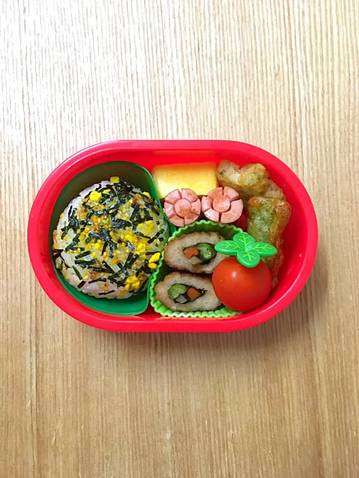 #ムスメ弁当 #ムスメご飯 

野菜の肉巻き、卵焼き、ソーセージ、星ポテト、ちくわの磯辺揚げ、ミニトマト|mossan＠OSAKAさん