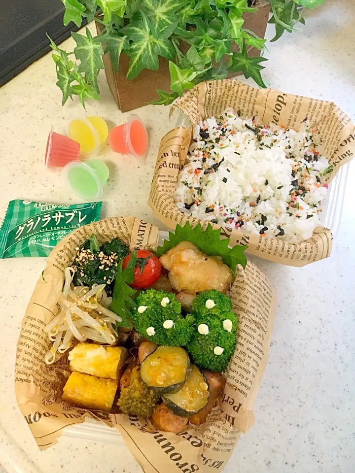 高校男子弁当🏈
＊唐揚げ
＊卵焼き
＊ウインナーとブロッコリー・ズッキーニのカレー粉炒め
＊もやしナムル
＊ほうれん草おひたし|emisanさん