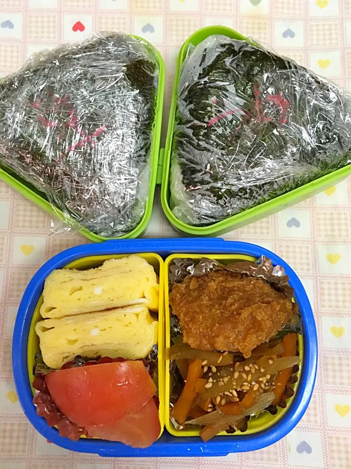 Snapdishの料理写真:6月23日息子弁当
鮭と梅干のデカおむすび  卵焼き 味噌カツ きんぴら トマト|オリーブさん