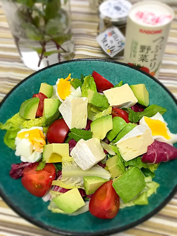 トレビスロメインレタスブラックオパールバジルアボカド🥑トマト🍅ミントイタリアンパセリ茹で卵🥚カマンベールチーズ🧀のコブサラダ🥗|長谷川裕子さん