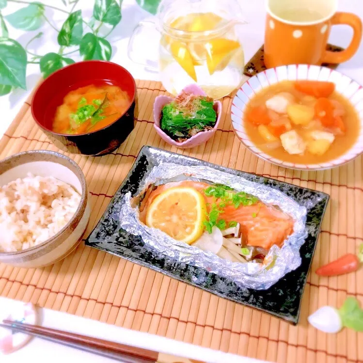 鮭のホイル焼きと肉じゃがご飯🍚|みゆさん