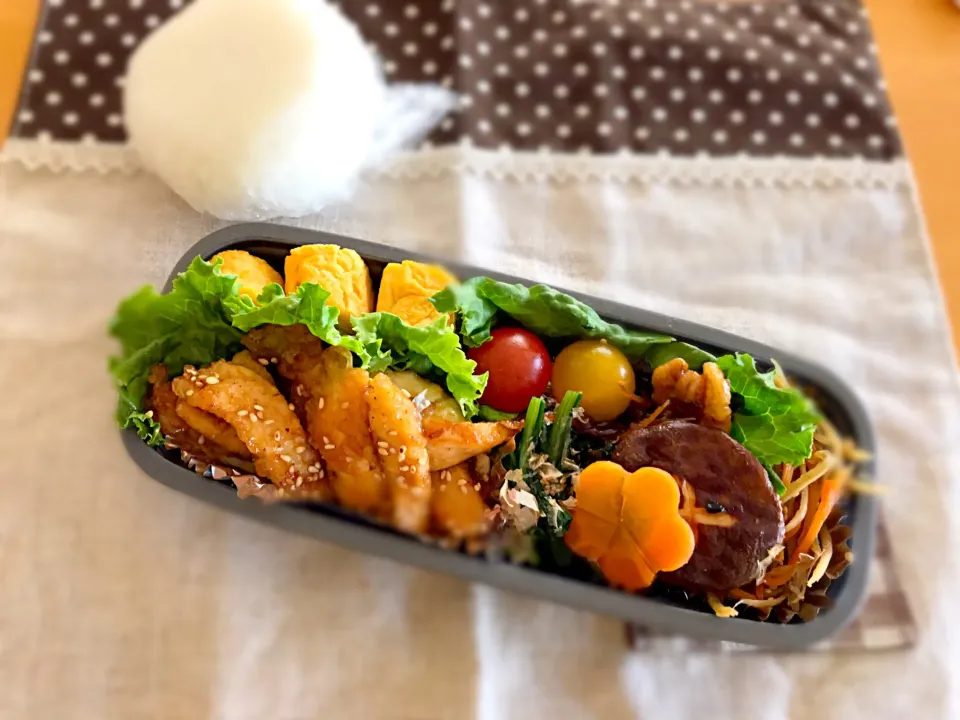 マルクさんの甘辛チキンスティック 🐓 卵焼き🍳 きんぴら🥕 ほうれん草お浸し🌱 小魚＋胡桃佃煮🐟 しいたけ＋人参ソテー😆 🍅🍙|あやこさん