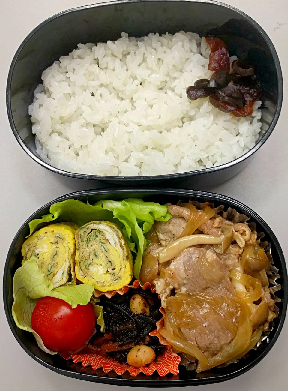 Snapdishの料理写真:6月23日のサラメシは〜🍱
   ＊豚肉・玉ねぎ・しめじの炒め
   ＊しそ入りだし巻き卵
   ＊ひじき煮|ニッパーさん