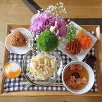 6/23❤︎娘の晩ごはん❤︎ 
・冷やしうどん
・温泉たまご
・チーズコロッケ&サラダ
・焼きおにぎり