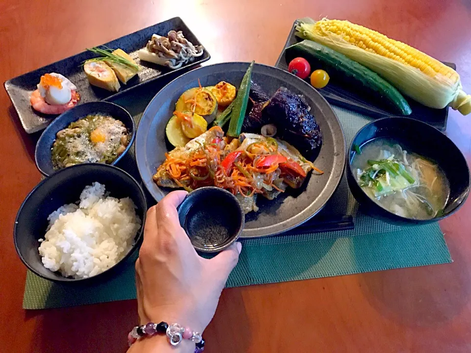 Snapdishの料理写真:Today's Dinner🍴前菜･蒸しとうもろこし･鯵とお野菜の南蛮漬け・白飯・めかぶ納豆・韮ｷｬﾍﾞﾂとえのきのお味噌汁|🌈Ami🍻さん