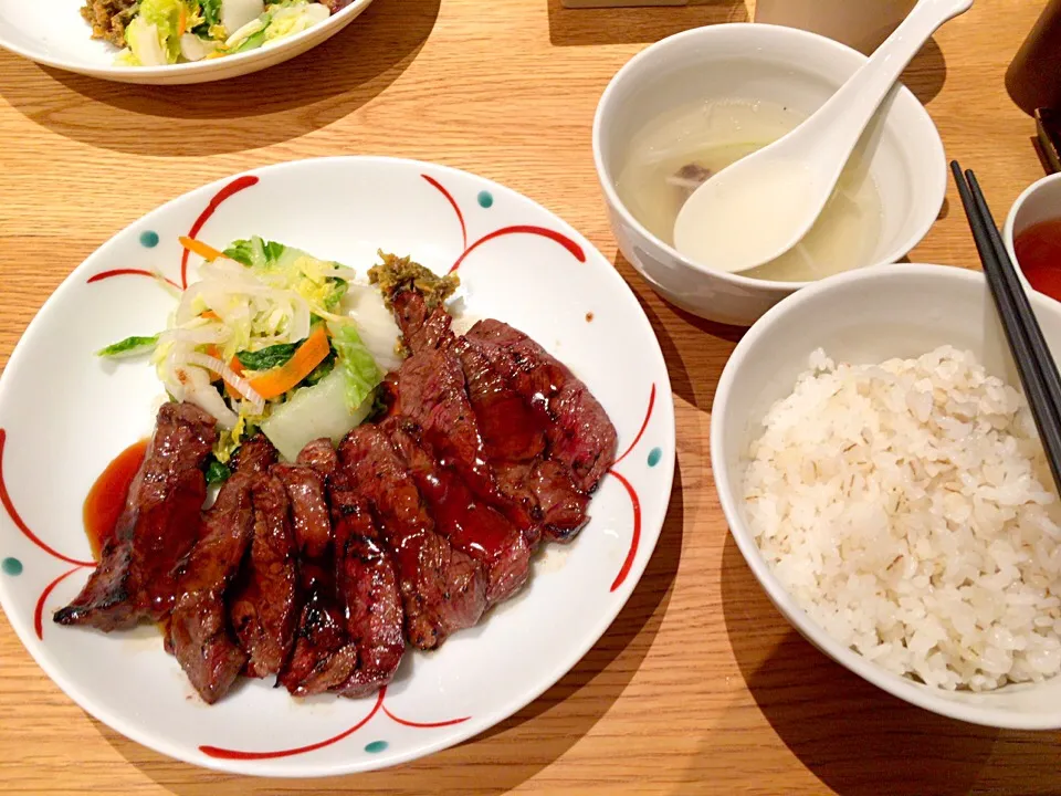 給料日のお楽しみ😋肉増しハラミ定食🍚|こえりさん