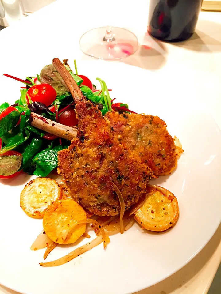 ラムチョップミラネーゼ Lamb chops Milanese ズッキーニのソテー グリーンサラダシェーブル混ぜ|hipboaさん