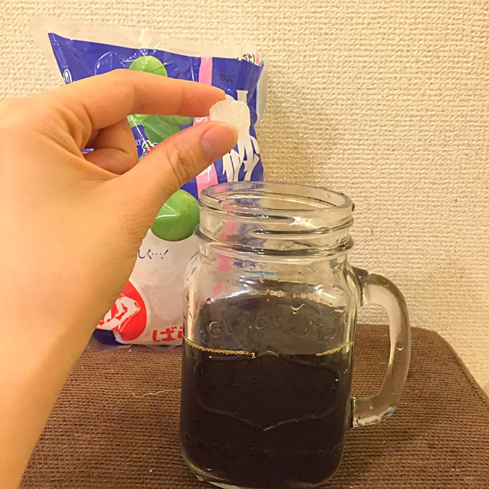 おうちで飲むアイスコーヒーには絶対氷砂糖をいれます。ゆっくーり溶かしてちょうどいい甘さにしていきます。|Mさん