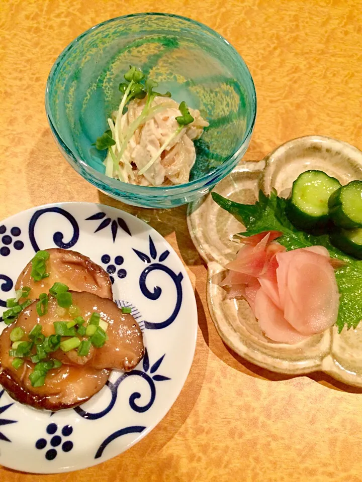 お通し
しいたけのオイスターソース煮
鳥ササミとモヤシのゴママヨサラダ
新生姜とミョウガの甘酢漬け
キュウリの浅漬け 柚子胡椒風味|Hitoさん