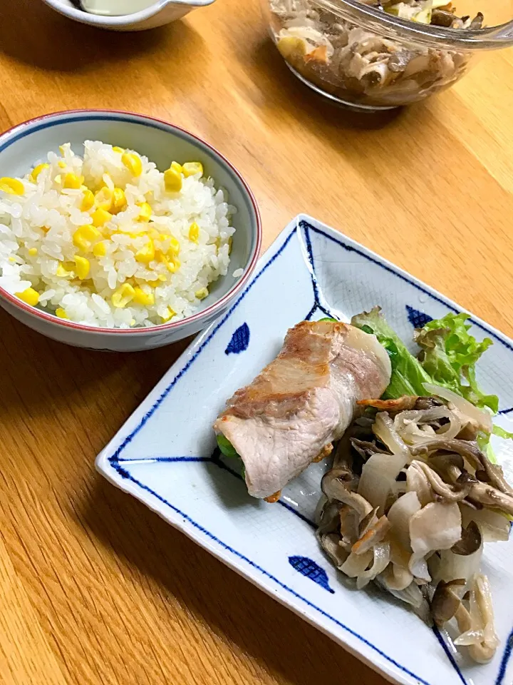 今からゴハン😅
トウモロコシご飯とキノコサラダ、
ピーマンの豚肉巻きinチーズ🧀|5ネコママさん